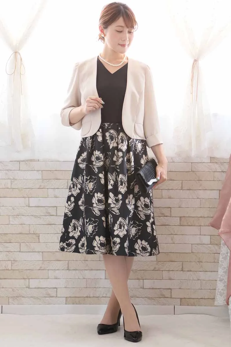 ブラックの花柄Vネックドレス