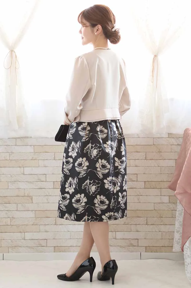 ブラックの花柄Vネックドレス