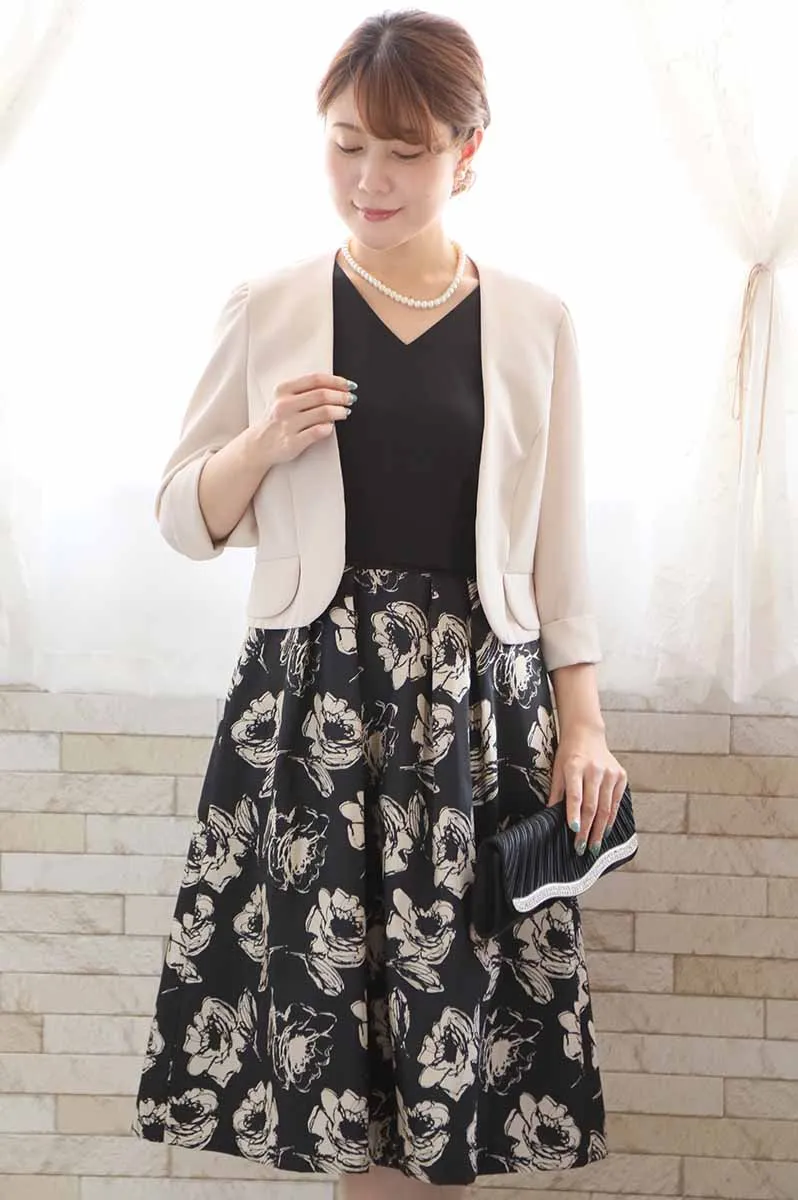 ブラックの花柄Vネックドレス