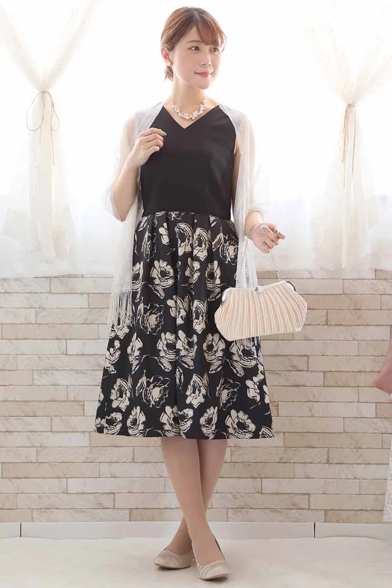 ブラックの花柄Vネックドレス