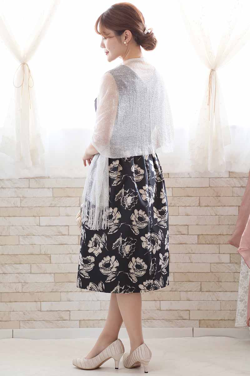 ブラックの花柄Vネックドレス