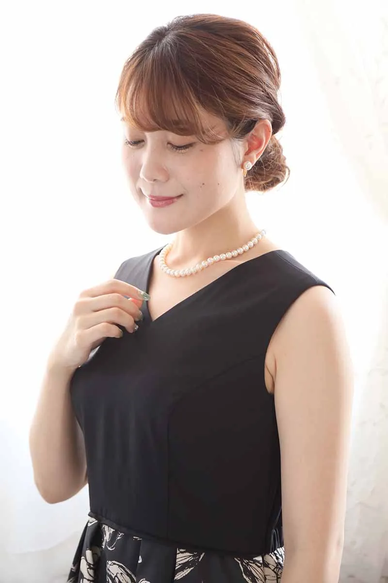 ブラックの花柄Vネックドレス