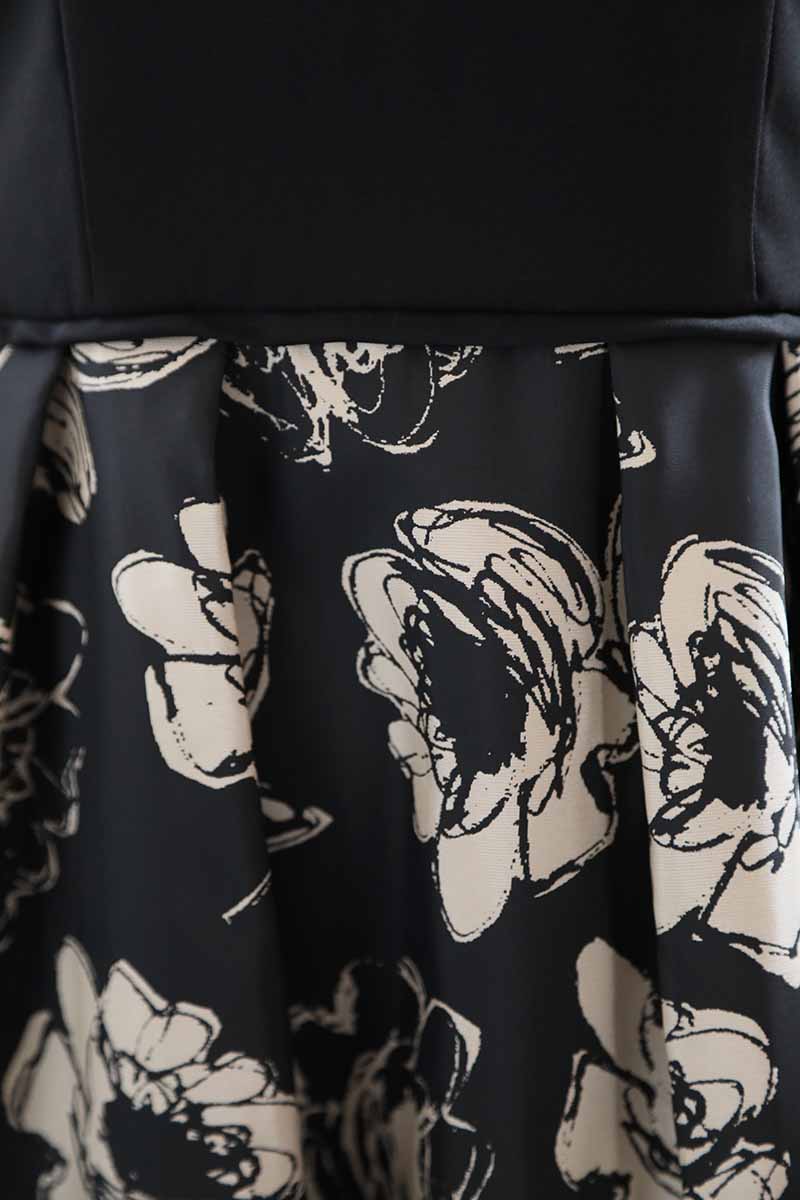 ブラックの花柄Vネックドレス