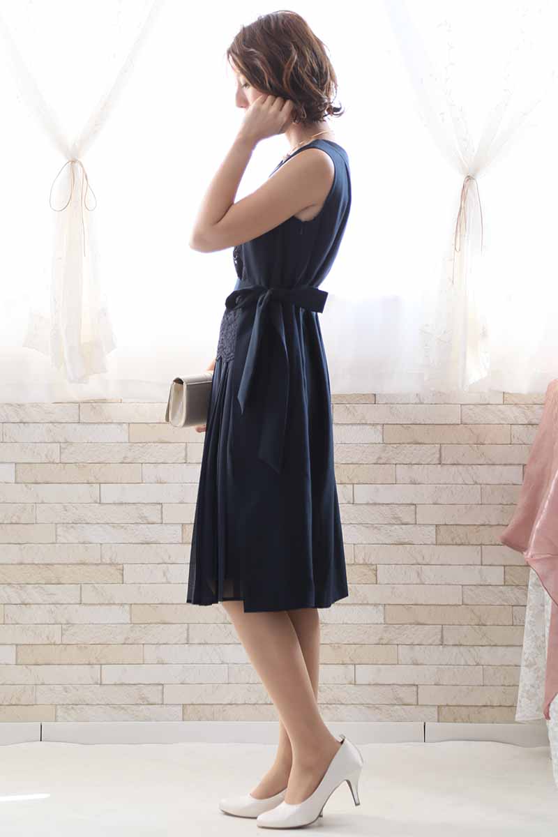 ネイビーのプリーツレース2wayドレス