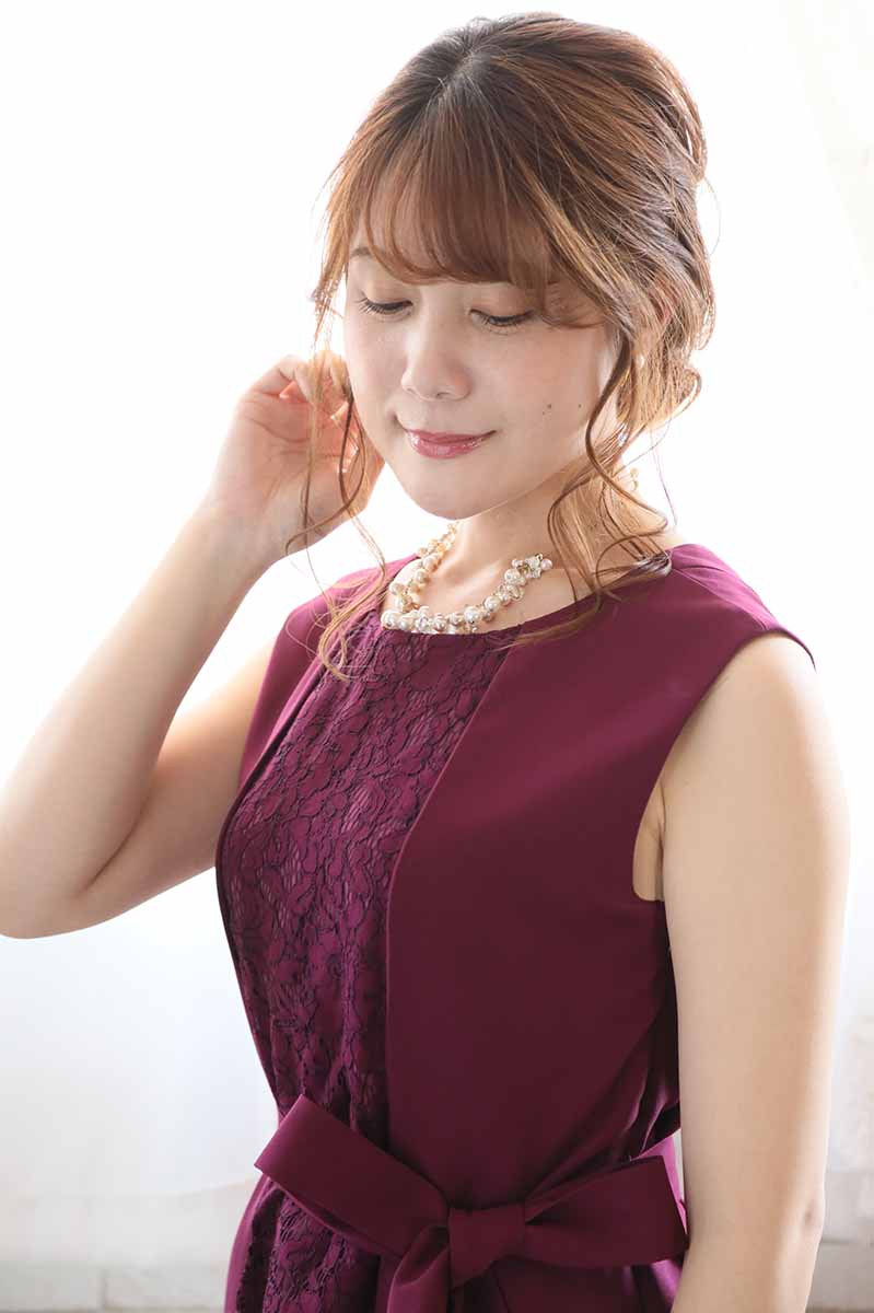 ワインレッドのプリーツレース2wayドレス