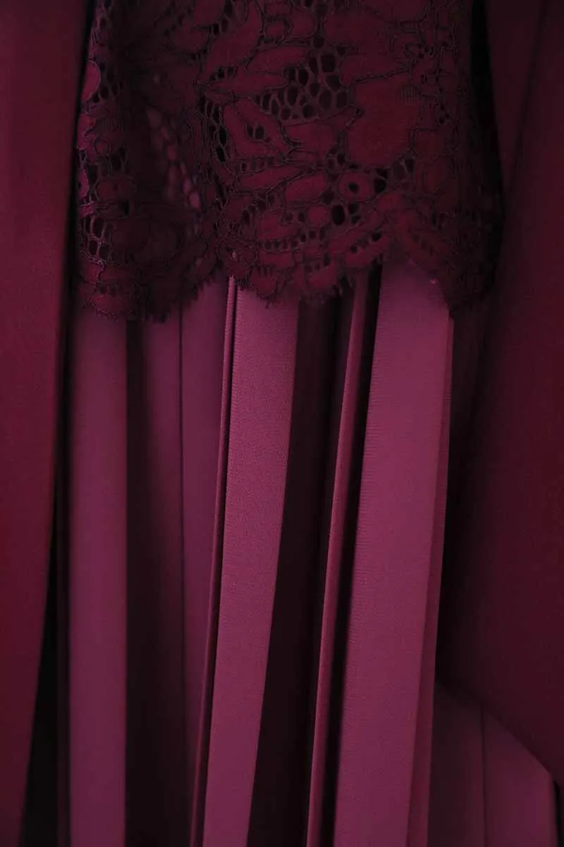 ワインレッドのプリーツレース2wayドレス