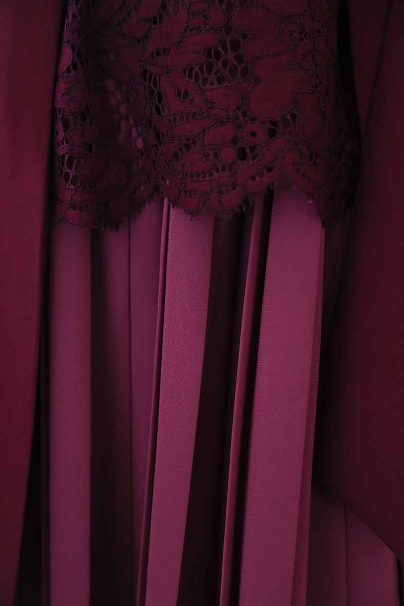 ワインレッドのプリーツレース2wayドレス