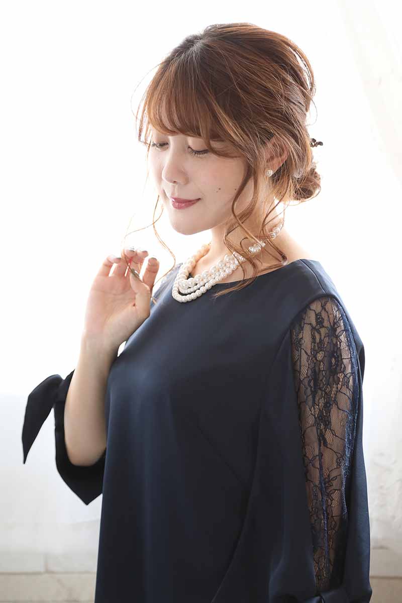 ネイビーのレーススリーブIラインドレス