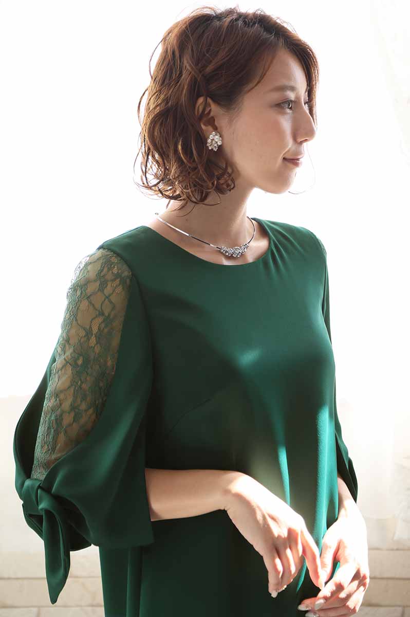 グリーンのレーススリーブIラインドレス