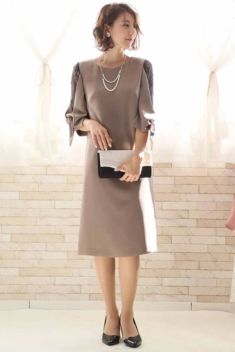 ブラウンのレーススリーブIラインドレス