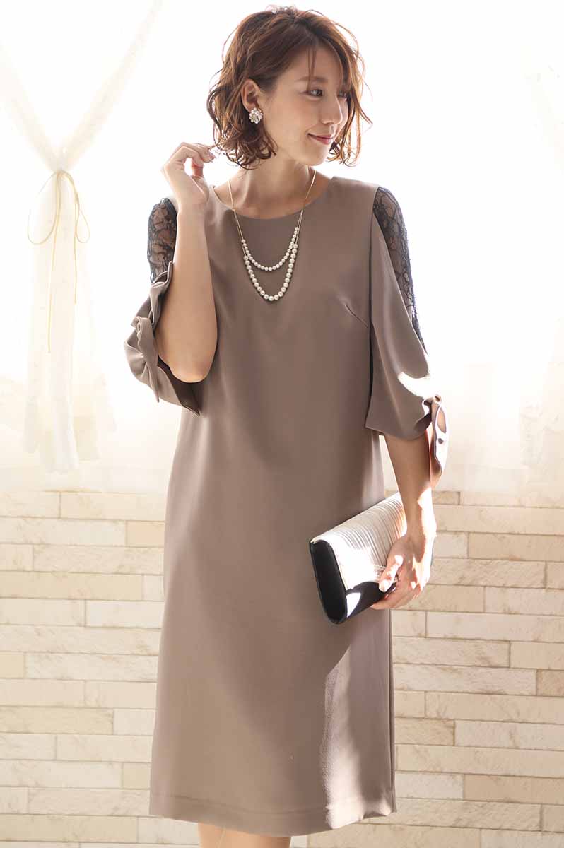 ブラウンのレーススリーブIラインドレス