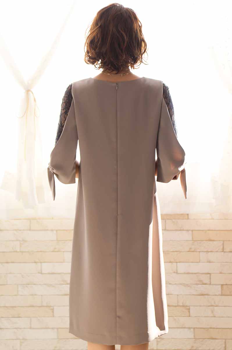 ブラウンのレーススリーブIラインドレス