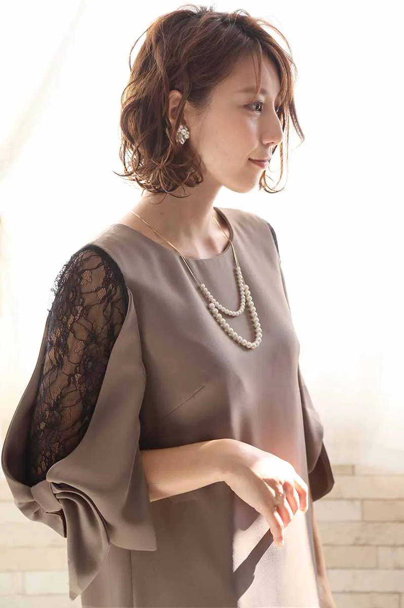 ブラウンのレーススリーブIラインドレス