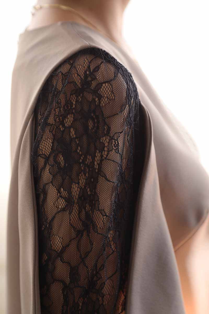 ブラウンのレーススリーブIラインドレス