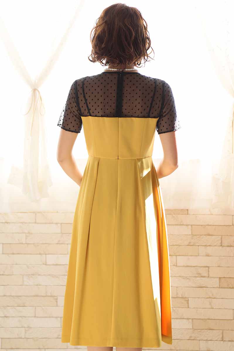 イエローのリボン風デコルテドレス