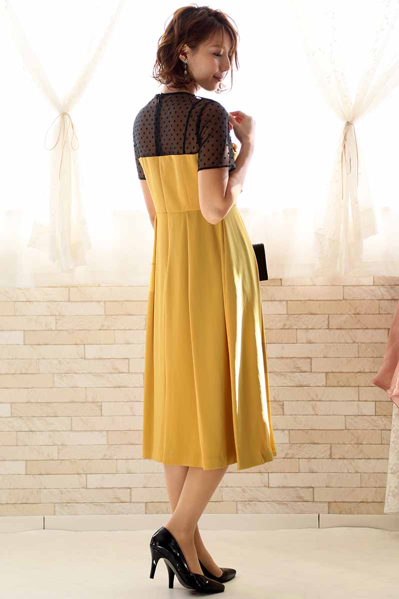 イエローのリボン風デコルテドレス
