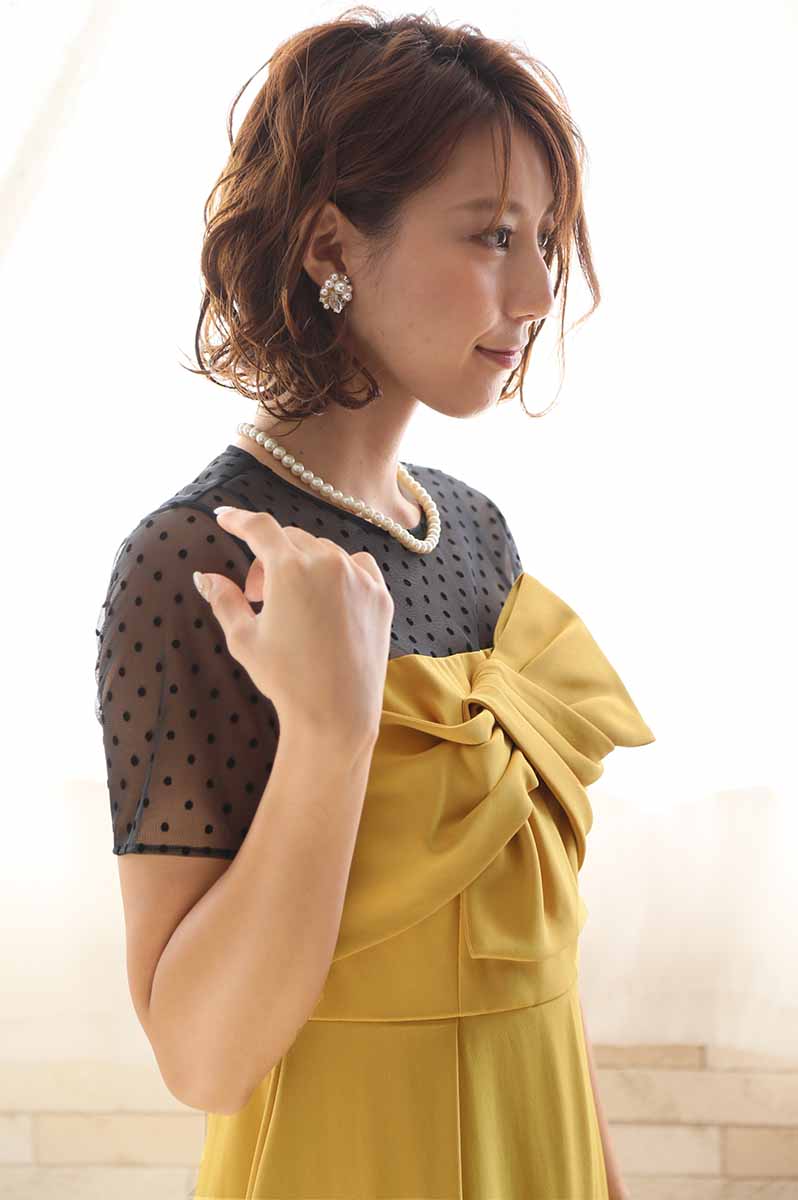 イエローのリボン風デコルテドレス