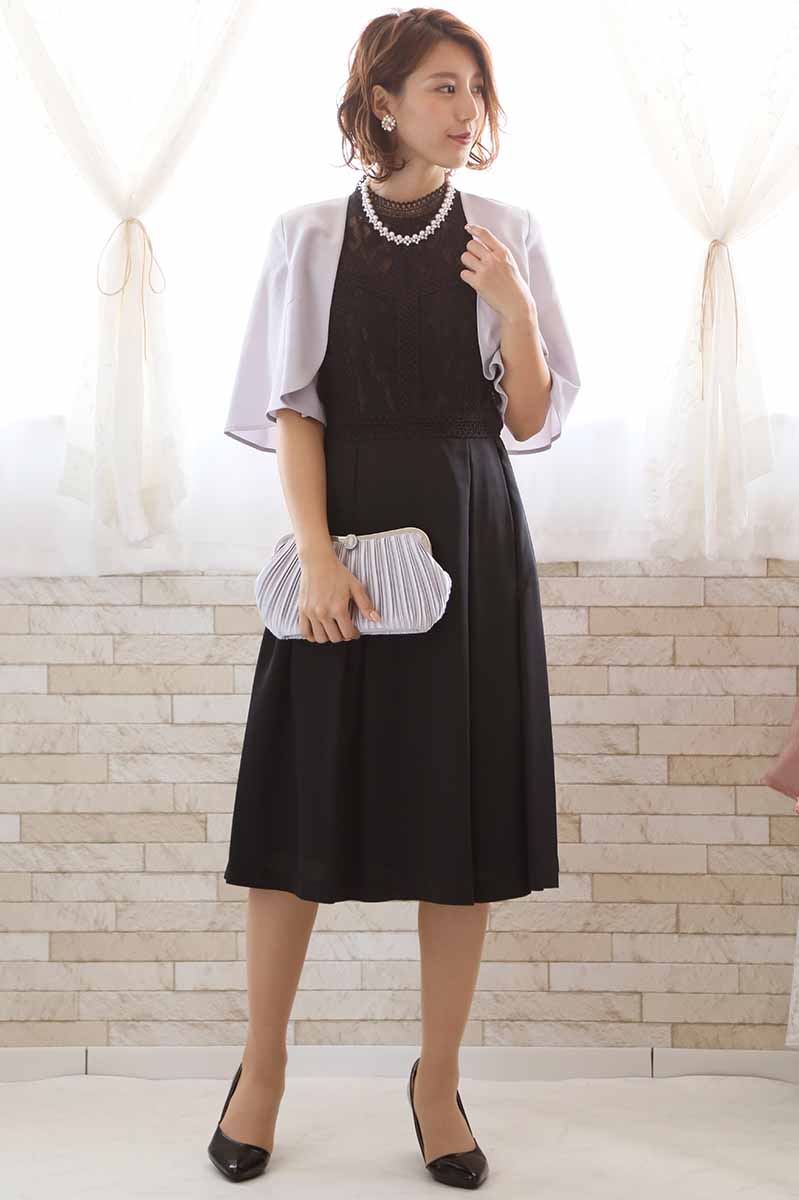 ブラックのスタンドカラーレースドレス