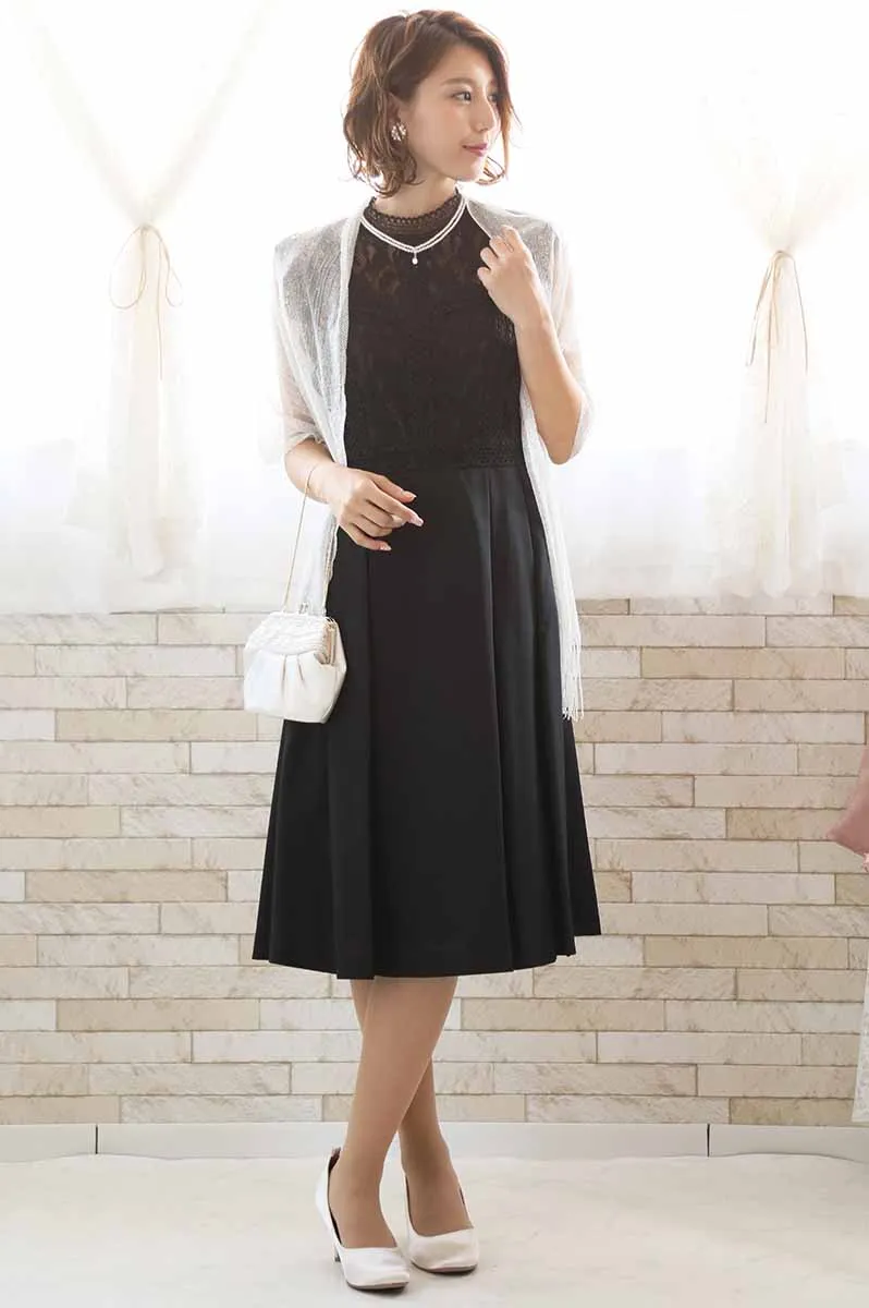 ブラックのスタンドカラーレースドレス