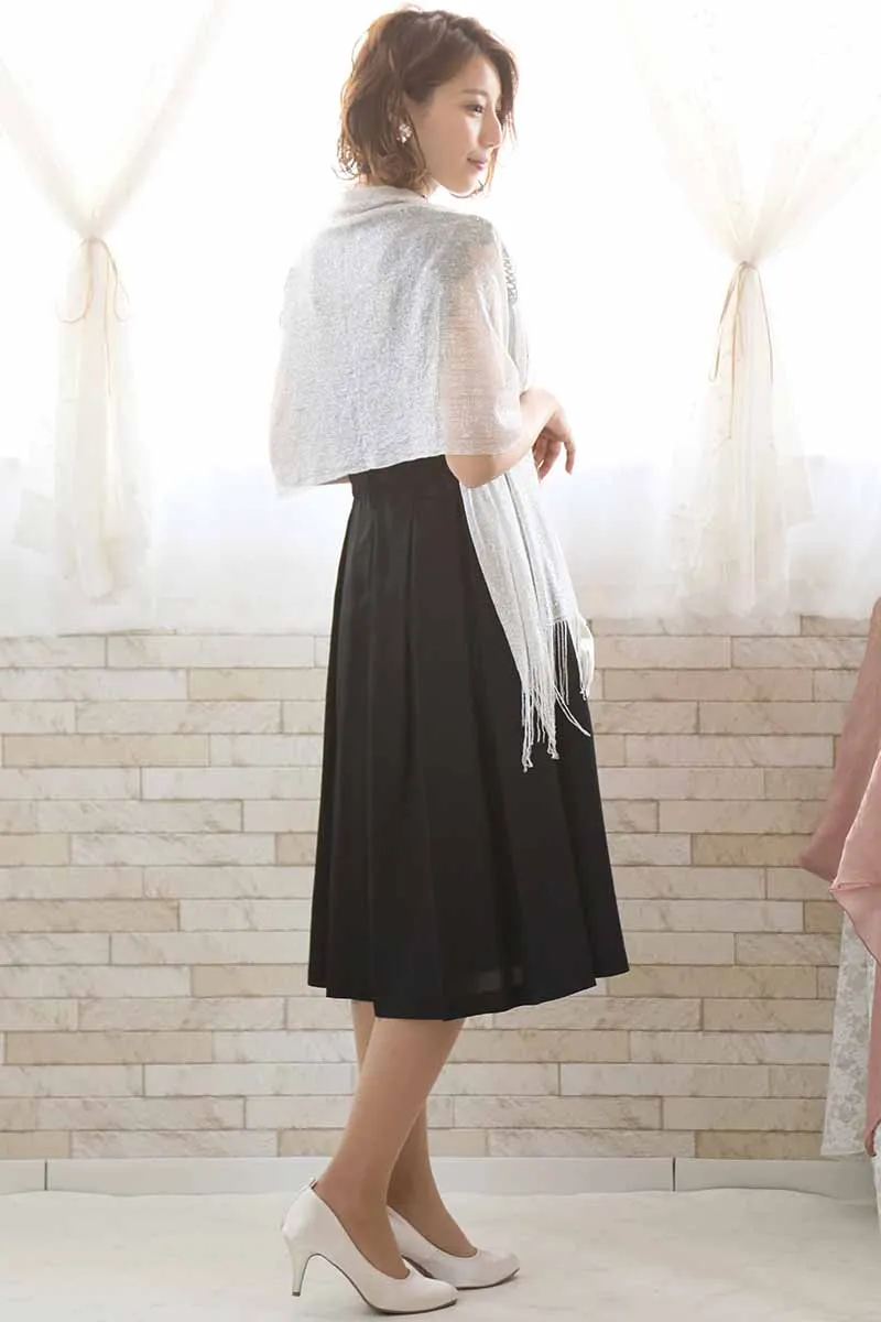 ブラックのスタンドカラーレースドレス