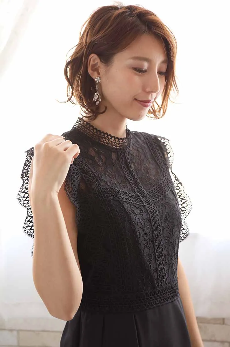 ブラックのスタンドカラーレースドレス