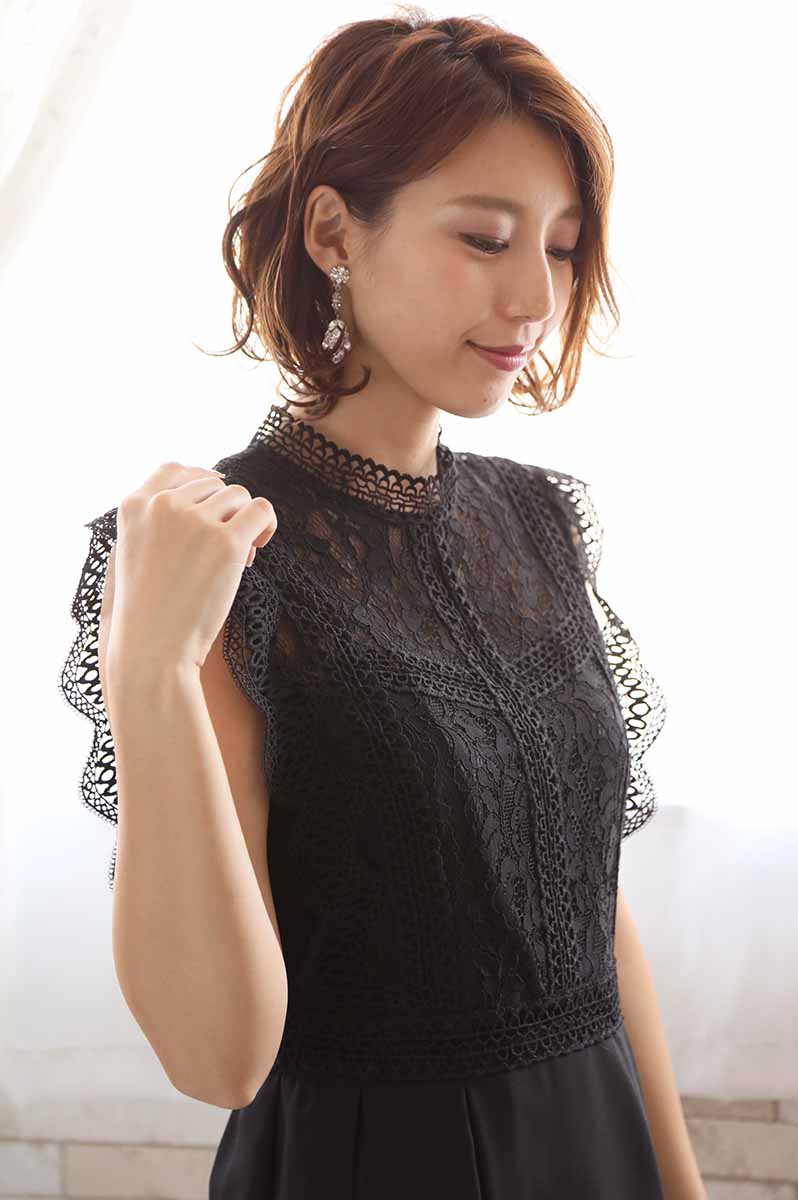 ブラックのスタンドカラーレースドレス