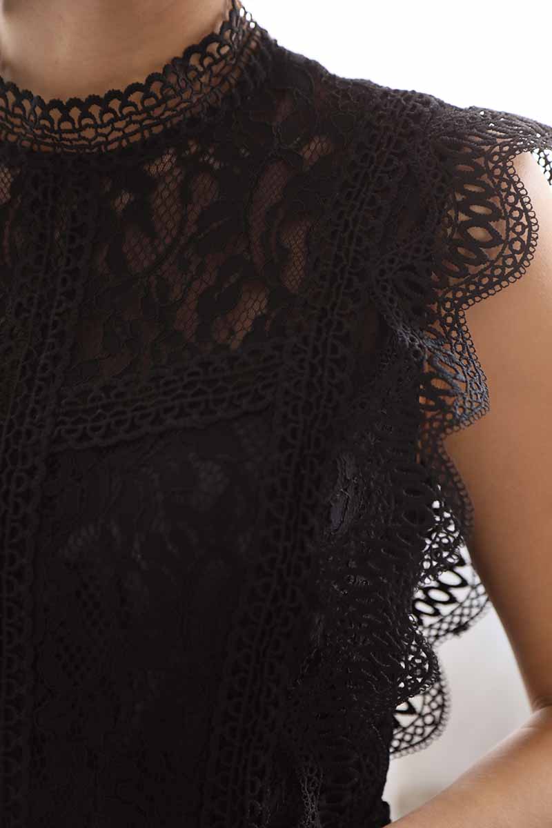 ブラックのスタンドカラーレースドレス