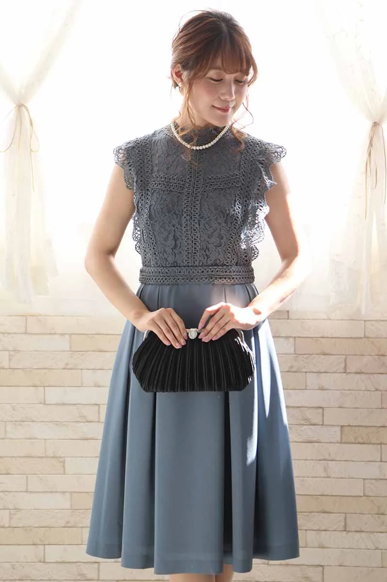 ブルーグレーのスタンドカラーレースドレス