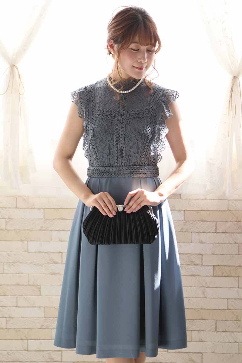 ブルーグレーのスタンドカラーレースドレス
