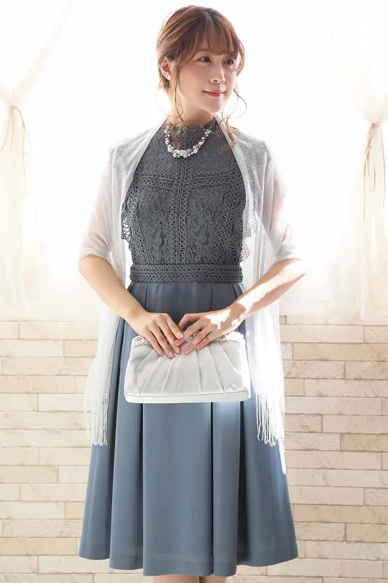 ブルーグレーのスタンドカラーレースドレス