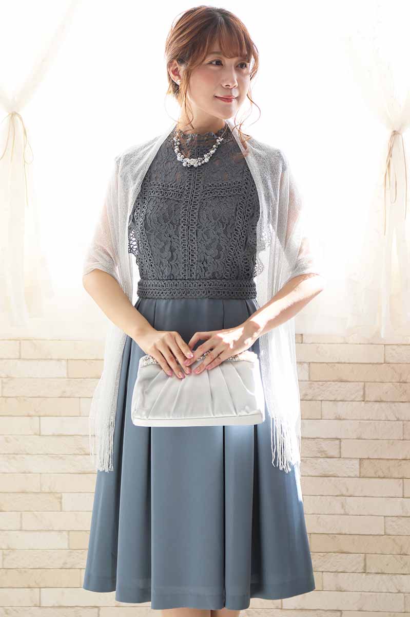 ブルーグレーのスタンドカラーレースドレス