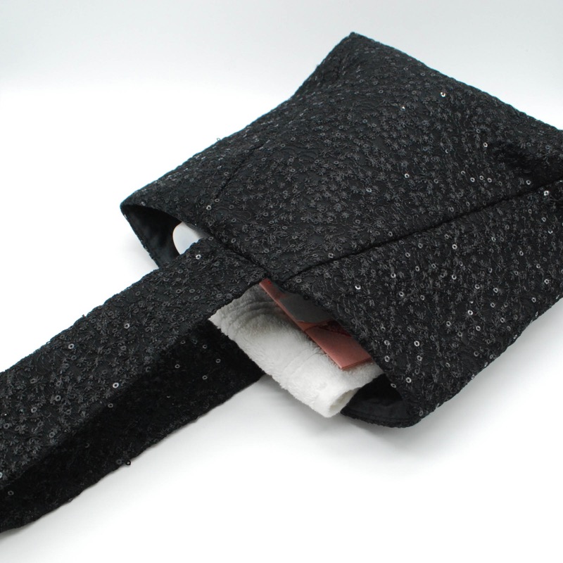 ブラックの刺繍スパンコールのワンハンドルバッグ