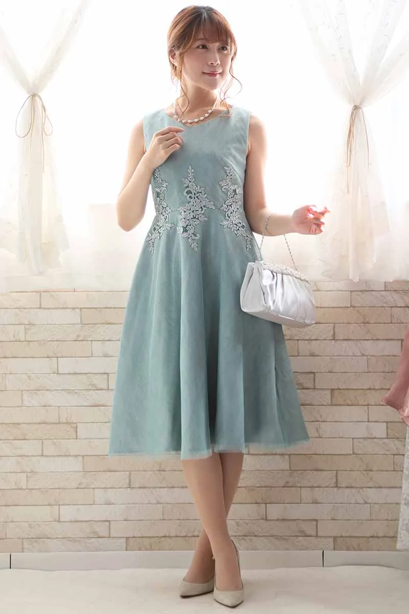 ミントグリーンのウエスト刺繍総レースドレス