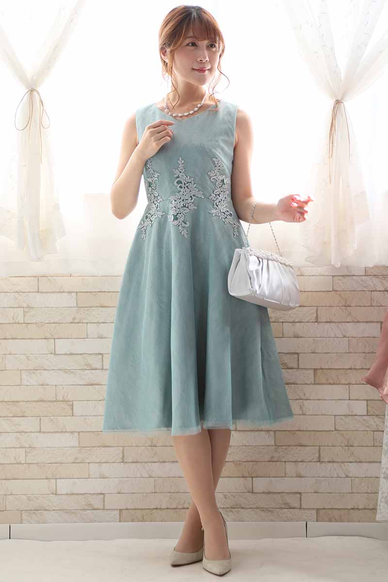 ミントグリーンのウエスト刺繍総レースドレス