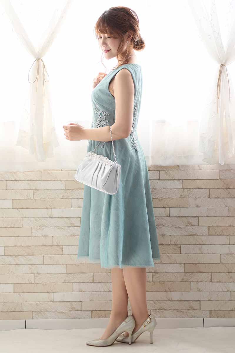 ミントグリーンのウエスト刺繍総レースドレス