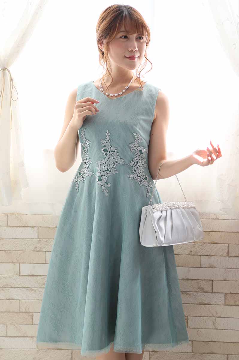 ミントグリーンのウエスト刺繍総レースドレス