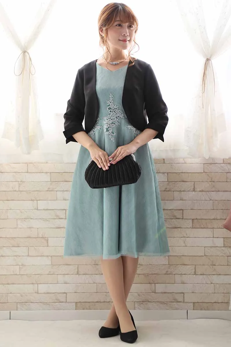 ミントグリーンのウエスト刺繍総レースドレス