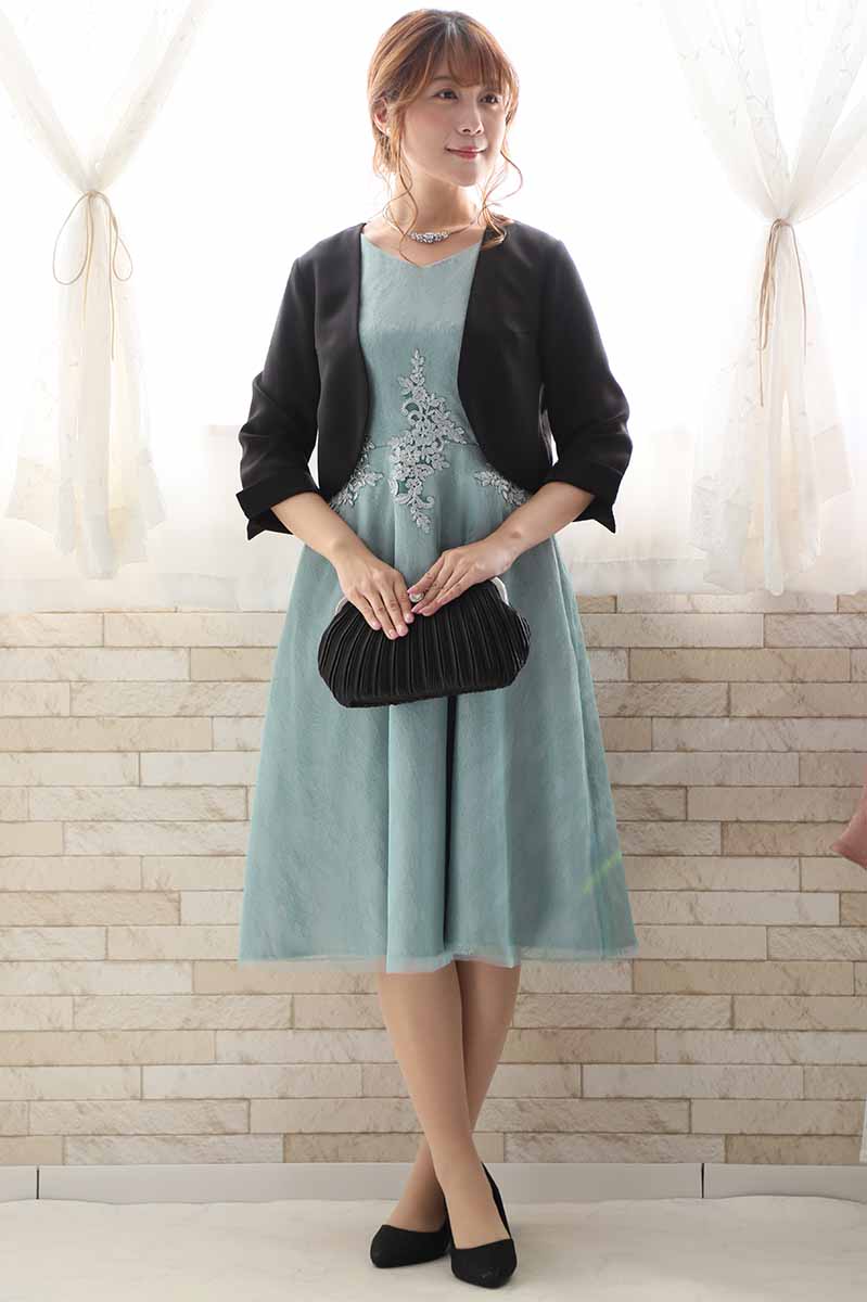 ミントグリーンのウエスト刺繍総レースドレス