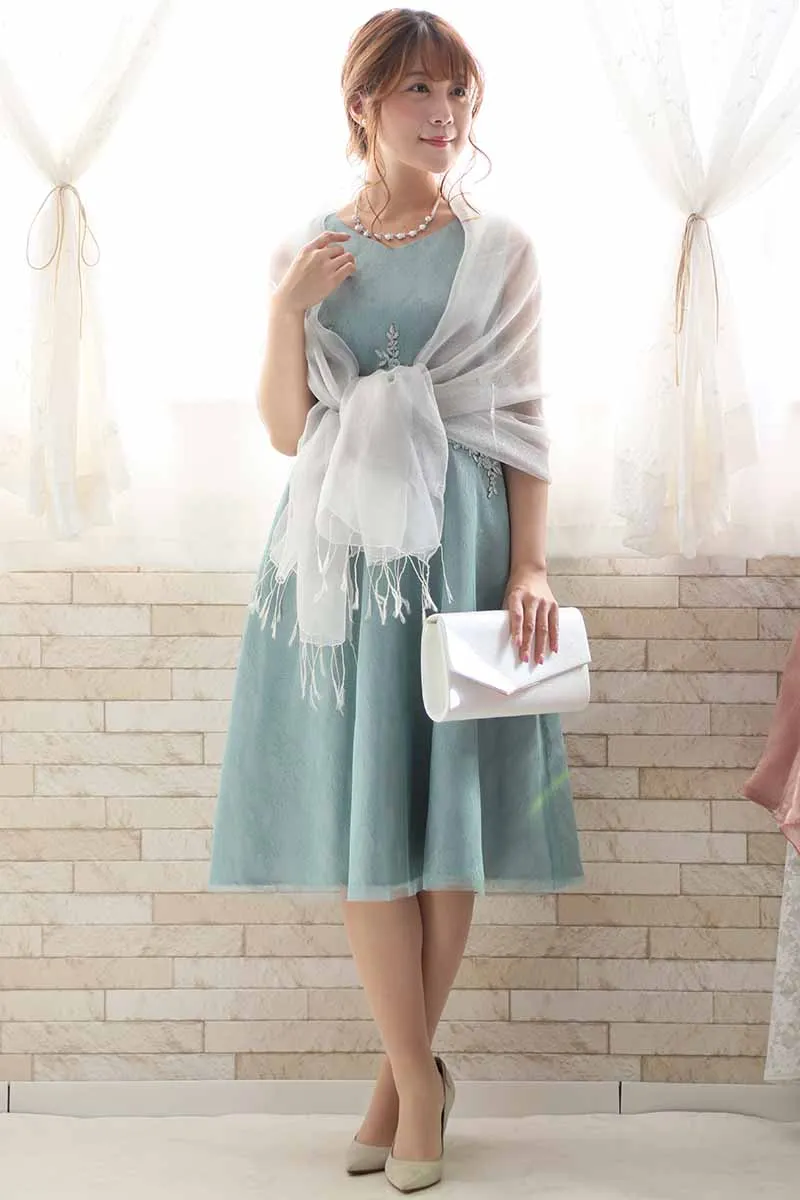 ミントグリーンのウエスト刺繍総レースドレス