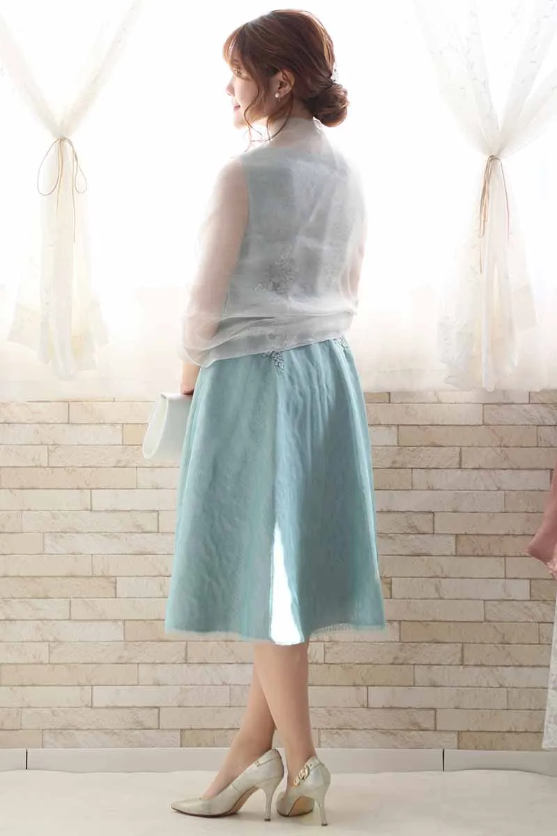 ミントグリーンのウエスト刺繍総レースドレス