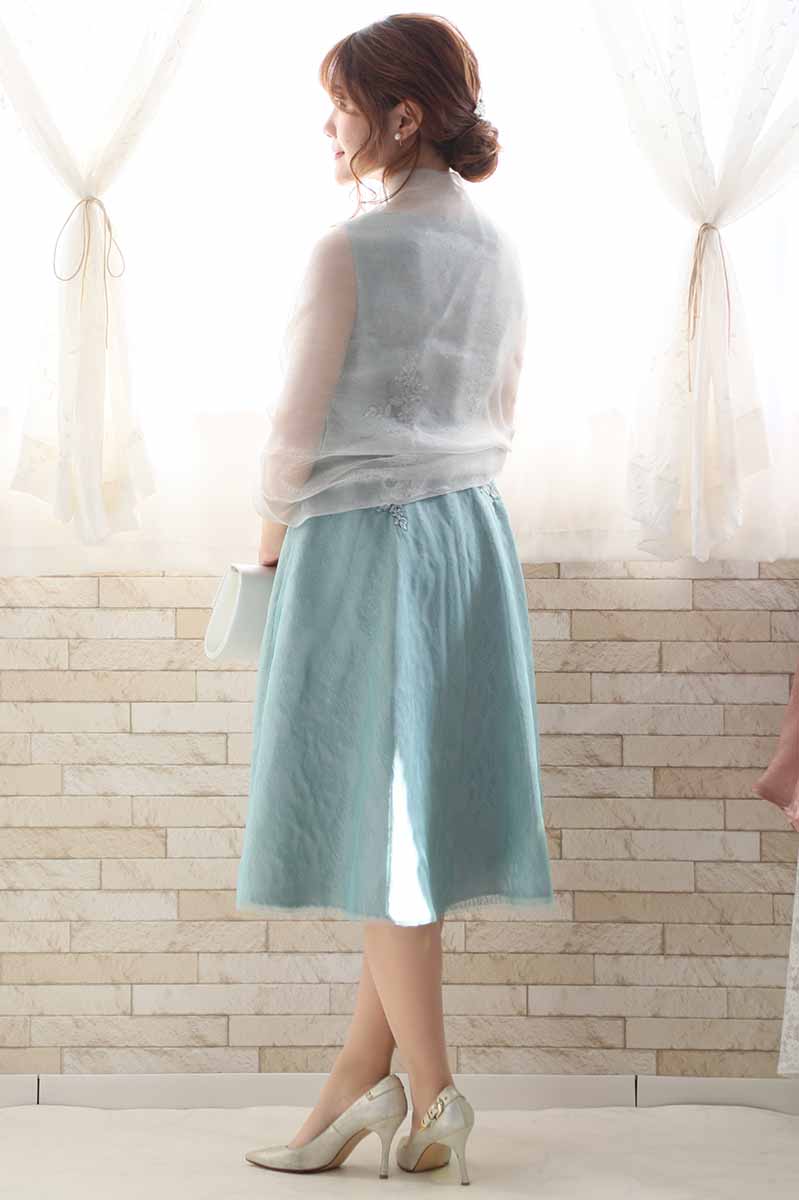 ミントグリーンのウエスト刺繍総レースドレス