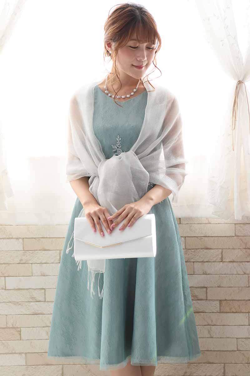ミントグリーンのウエスト刺繍総レースドレス