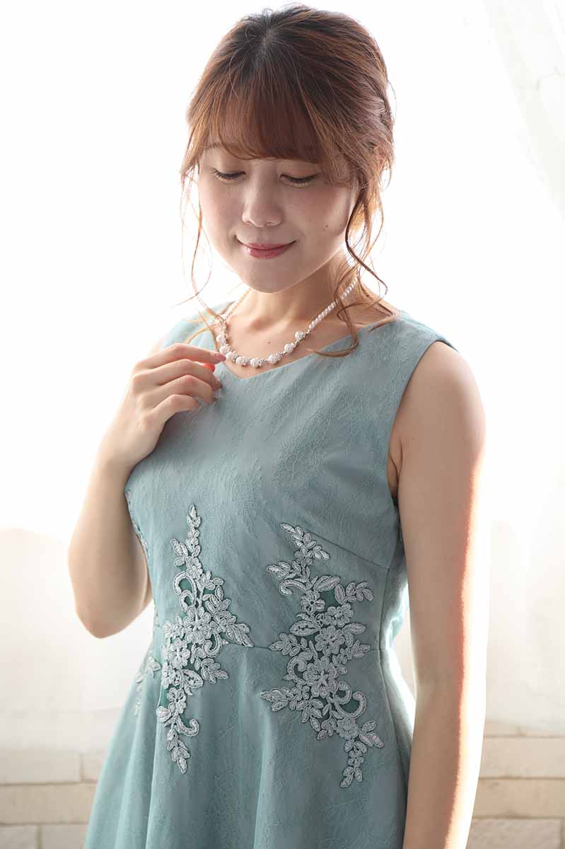 ミントグリーンのウエスト刺繍総レースドレス