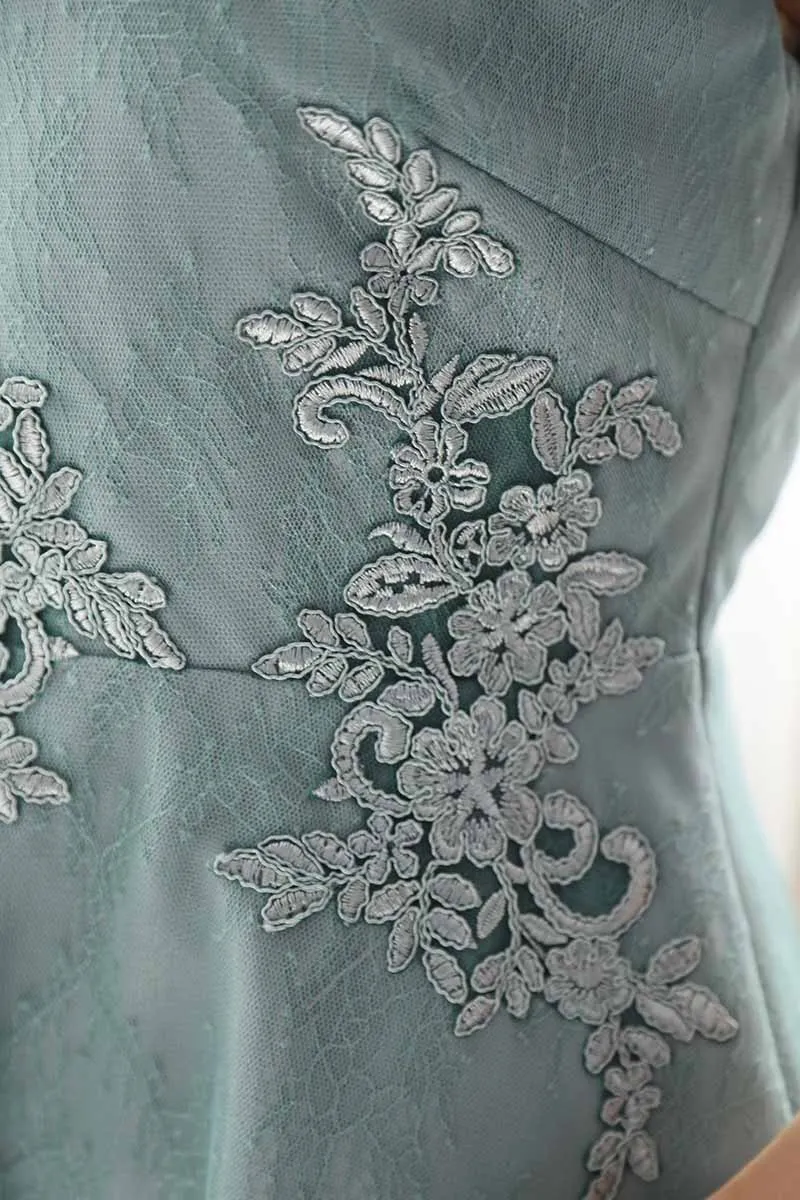ミントグリーンのウエスト刺繍総レースドレス