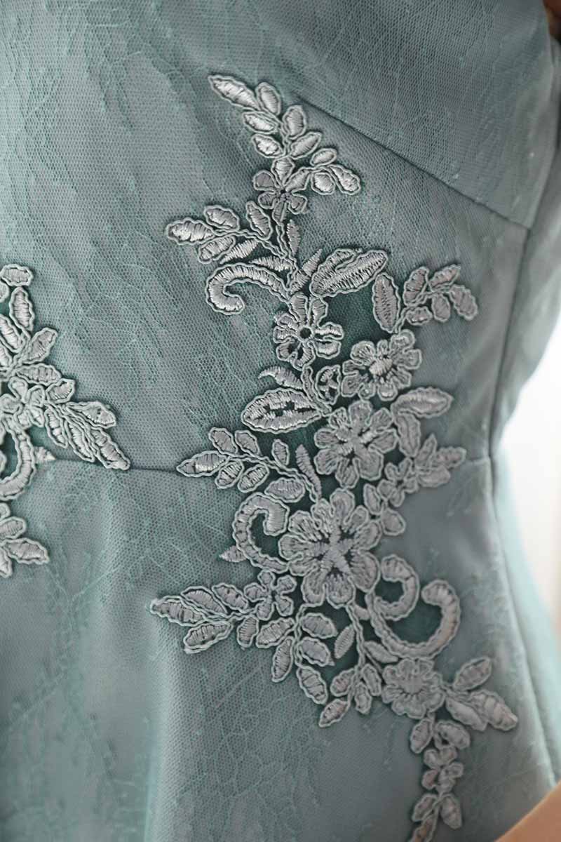 ミントグリーンのウエスト刺繍総レースドレス