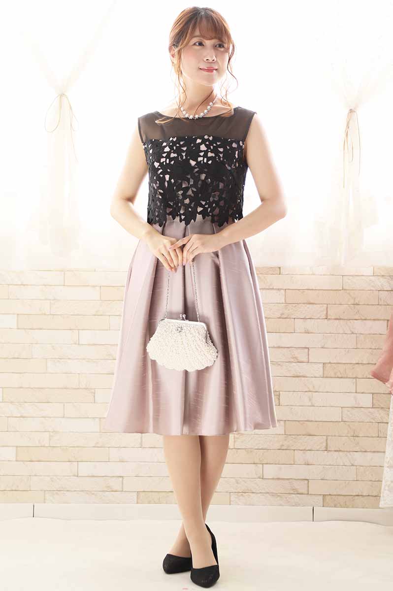 ピンクグレーのケミカルレースシャンタンドレス