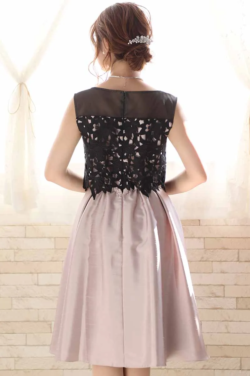 ピンクグレーのケミカルレースシャンタンドレス