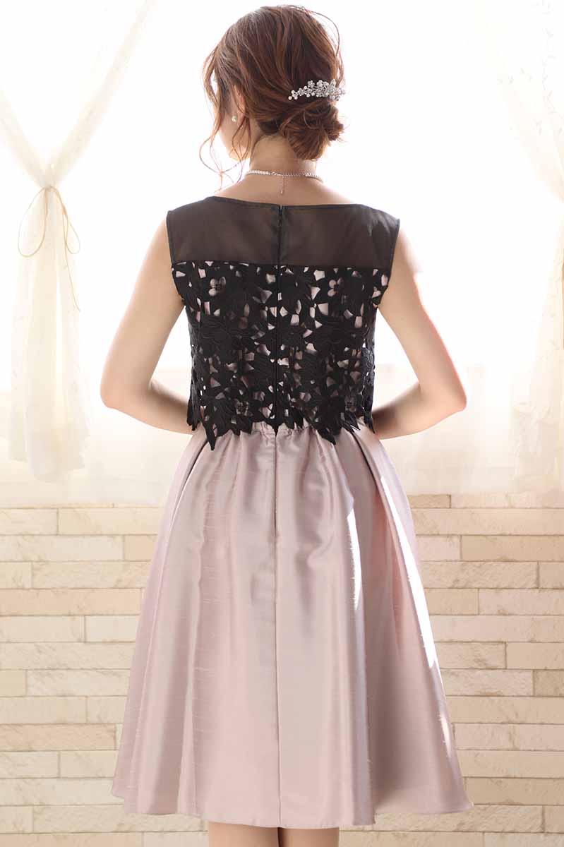 ピンクグレーのケミカルレースシャンタンドレス