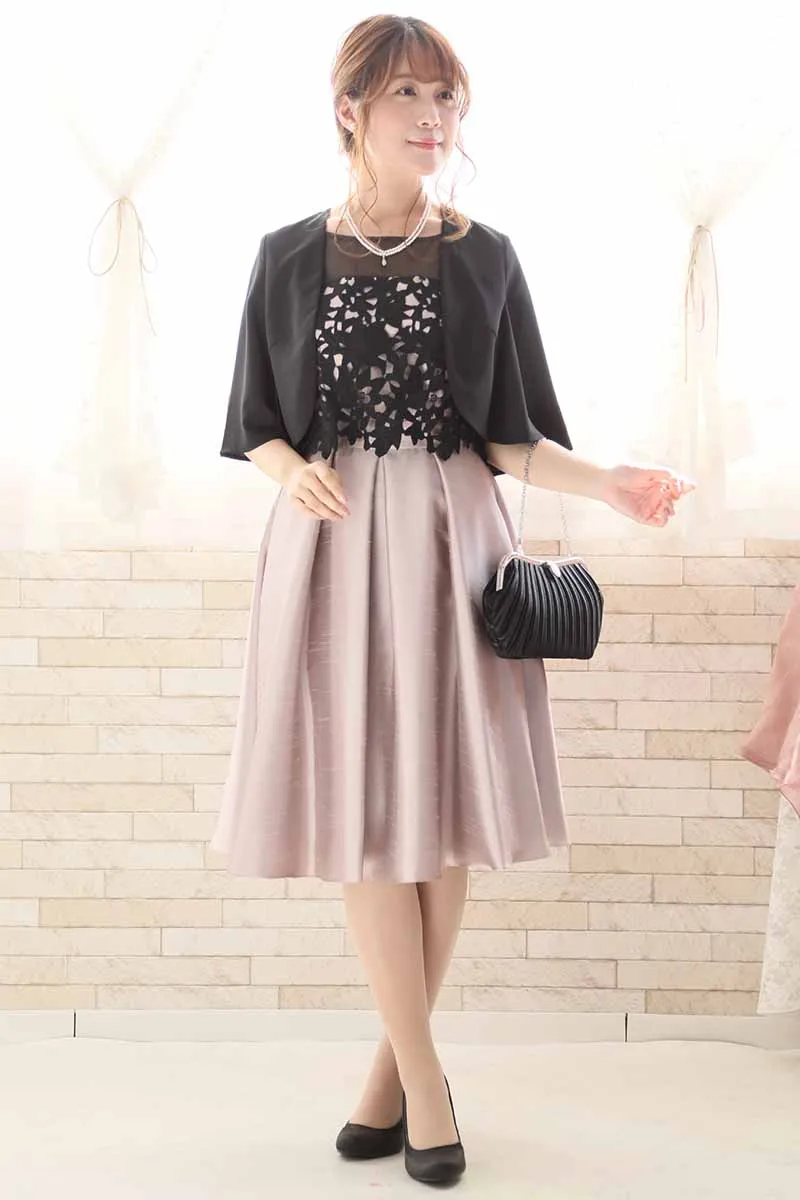 ピンクグレーのケミカルレースシャンタンドレス