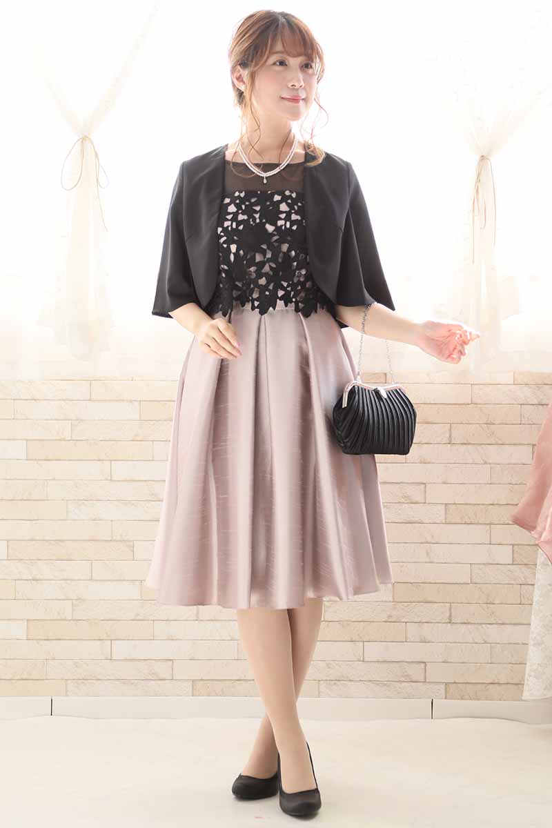 ピンクグレーのケミカルレースシャンタンドレス